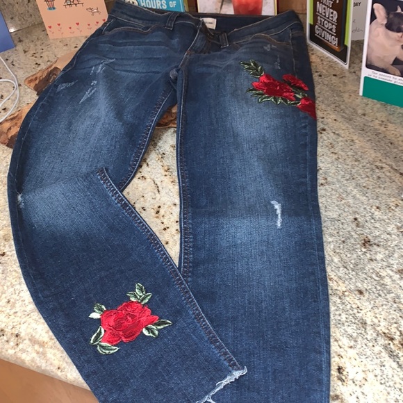 Sneak peek size 5 sexy boyfriend embroidered jeans - Picture 1 of 7